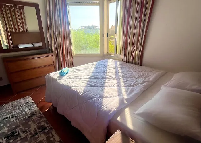 Luxury 5br With Sea View & Garden In Einbay Villa