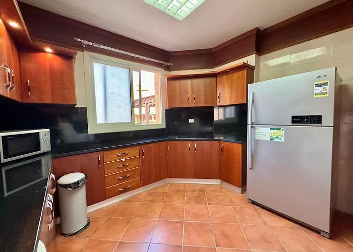Villa Luxury 5br With Sea View & Garden In Einbay *