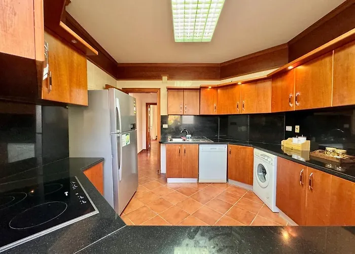 Villa Luxury 5br With Sea View & Garden In Einbay *