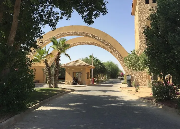 Villa Luxury 5br With Sea View & Garden In Einbay *