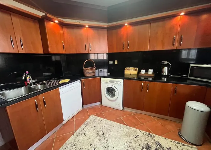 Villa Luxury 5br With Sea View & Garden In Einbay *