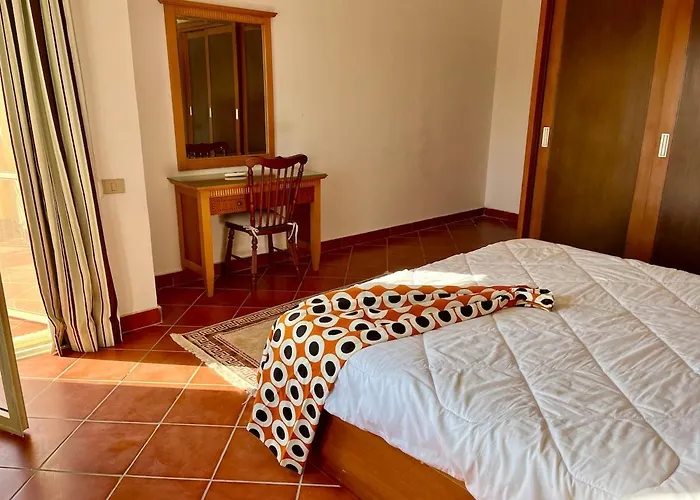 Luxury 5br With Sea View & Garden In Einbay