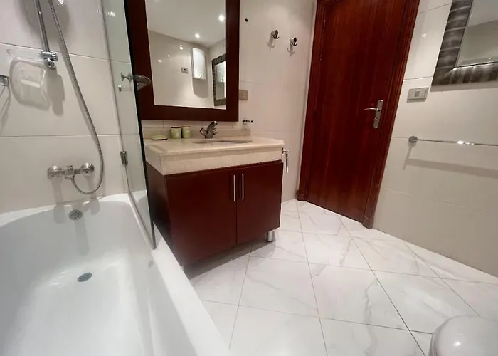 Villa Luxury 5br With Sea View & Garden In Einbay *