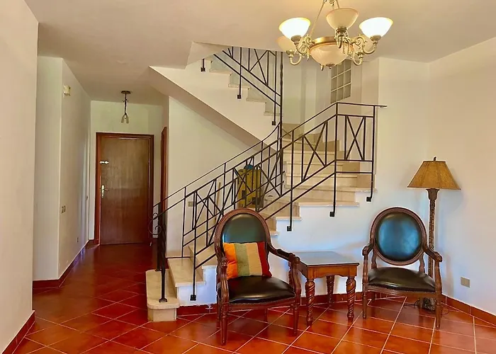 Luxury 5br With Sea View & Garden In Einbay